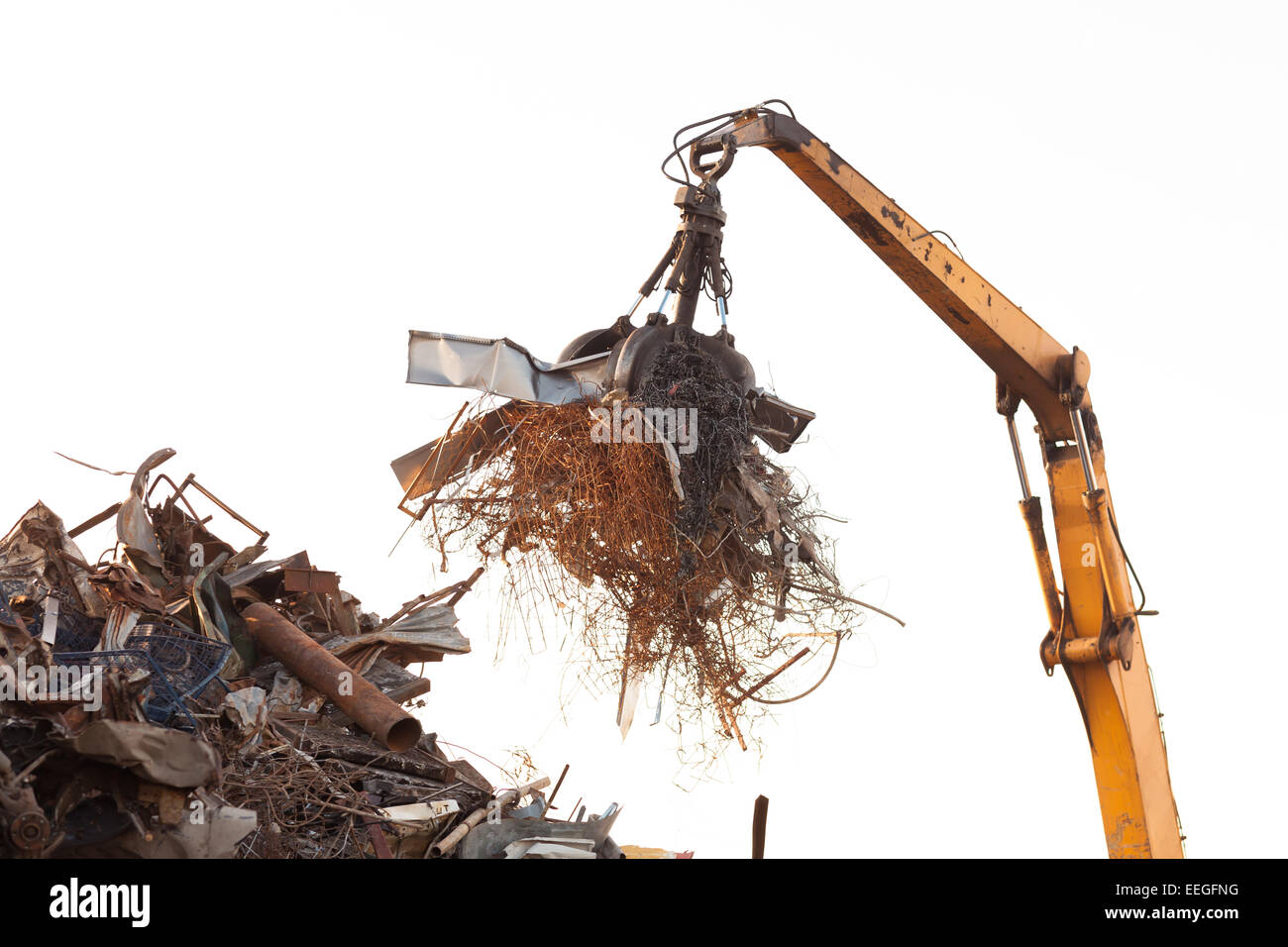 Primo piano della gru loadd artiglio con rottami di metallo Foto Stock