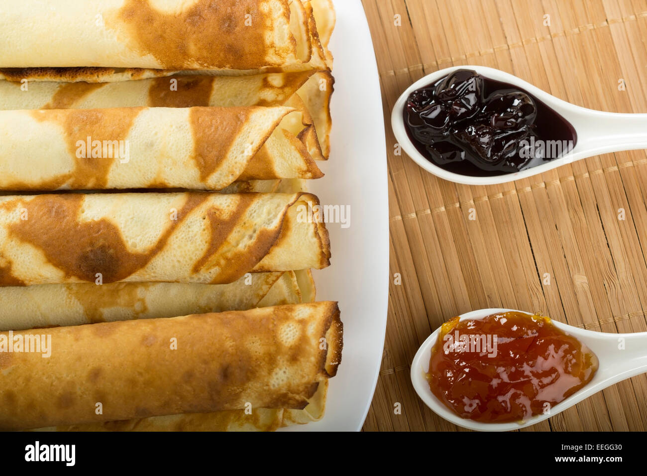 Frittelle di laminati con arancia e confettura di amarene Foto Stock