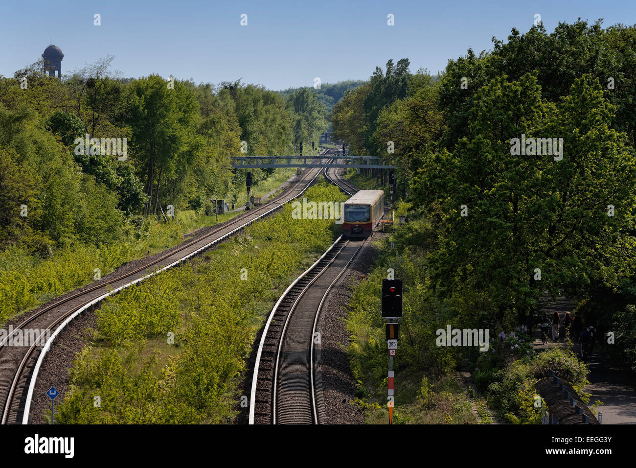 Berlino, Germania, S-Bahn S25 appena prima della stazione Priesterweg Foto Stock