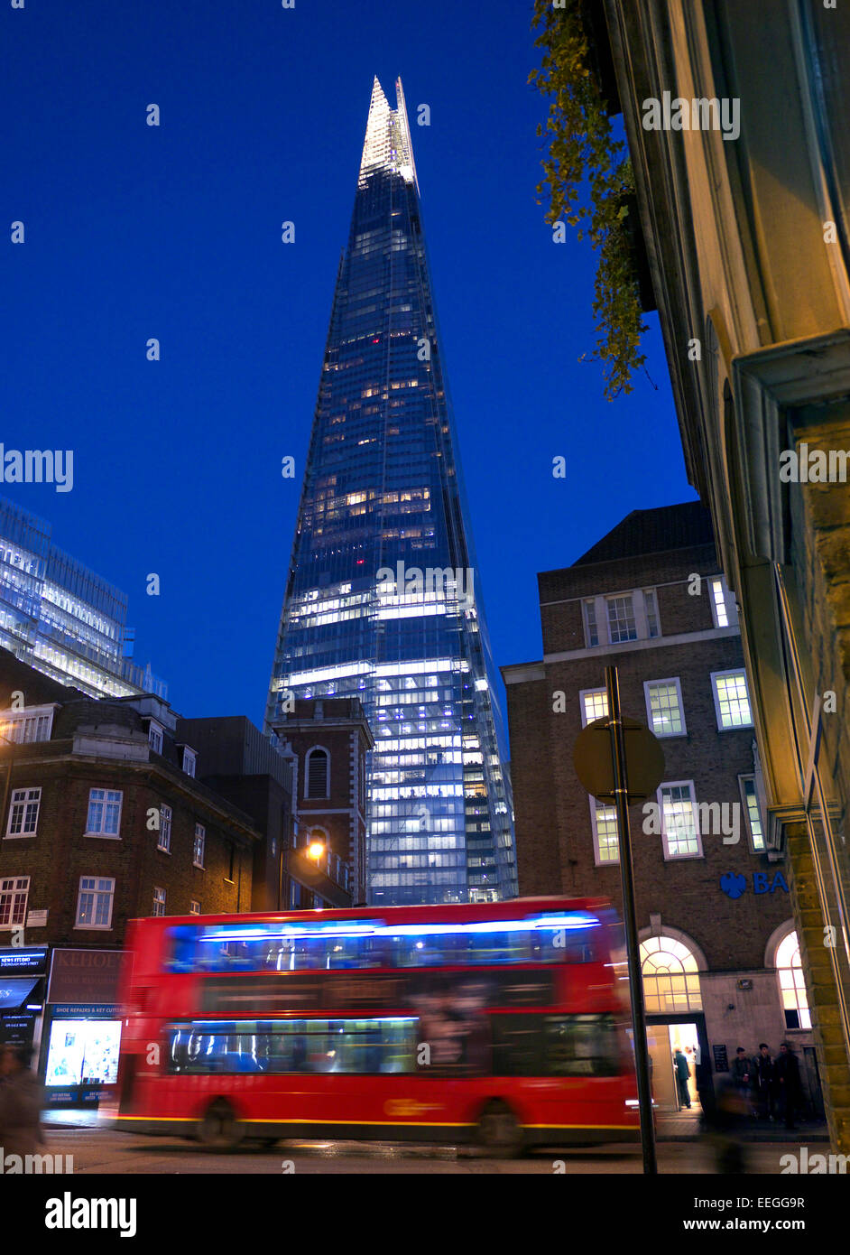 Il London Shard edificio 87 piani di grattacielo con tipico city bus rosso che passa in primo piano London SE1 Foto Stock