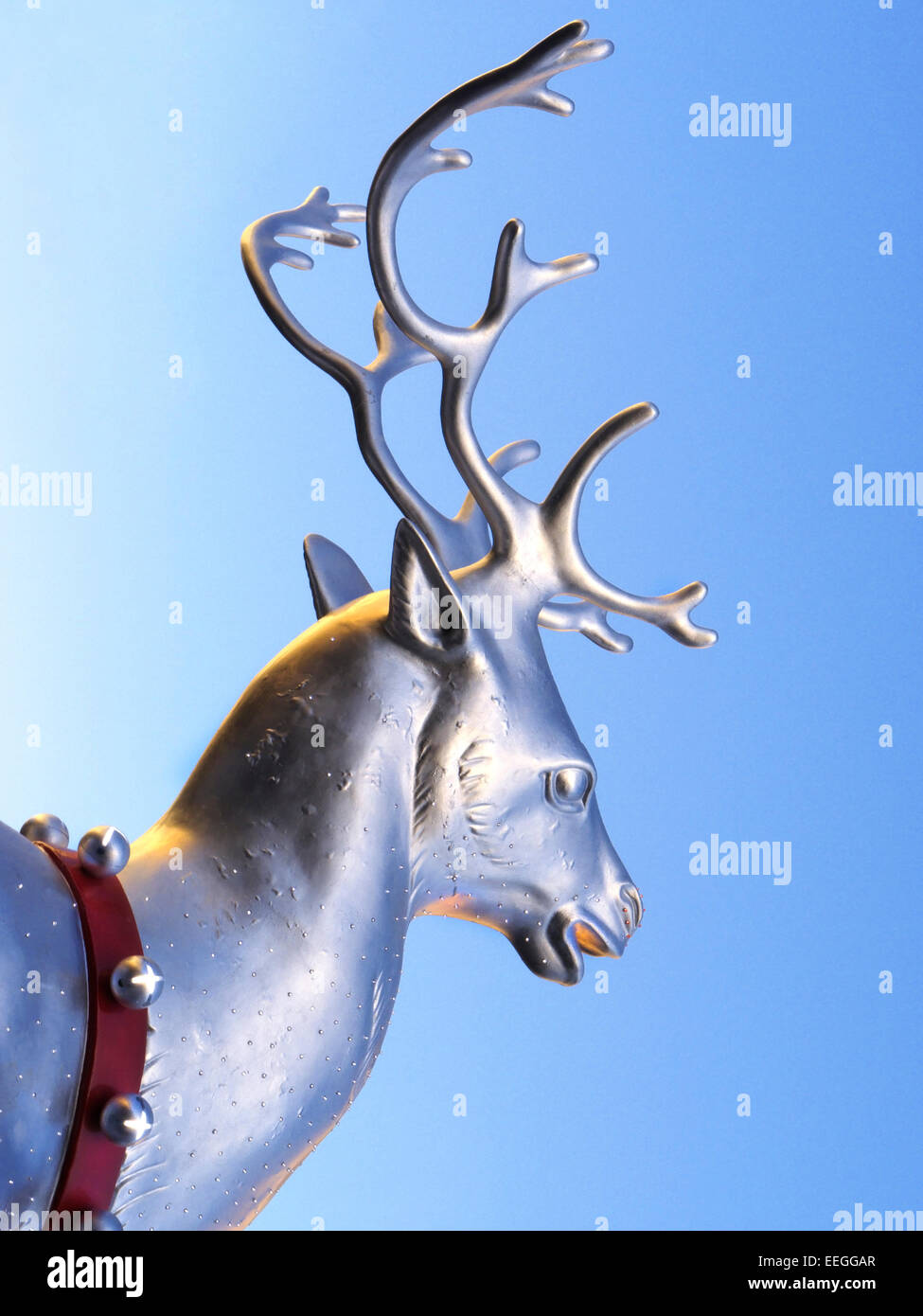 Scultura di renne argento natale renne scultura decorazione come centrotavola attrazione per lo shopping di Natale Plaza London REGNO UNITO Foto Stock