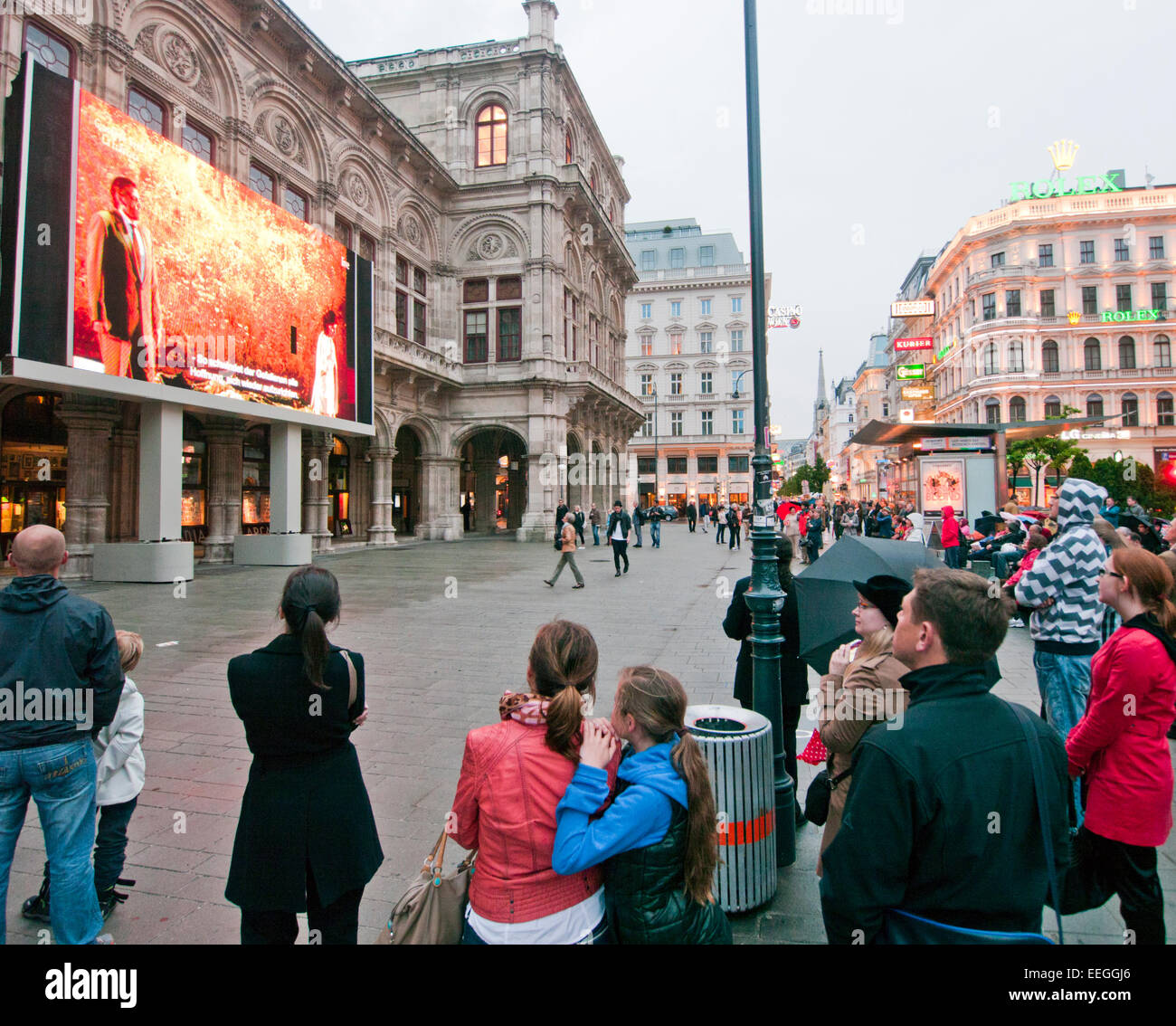 Guardare la gente open air Opera live al di fuori dello Stato Opera House di Karajan Platz a Vienna in Austria Foto Stock