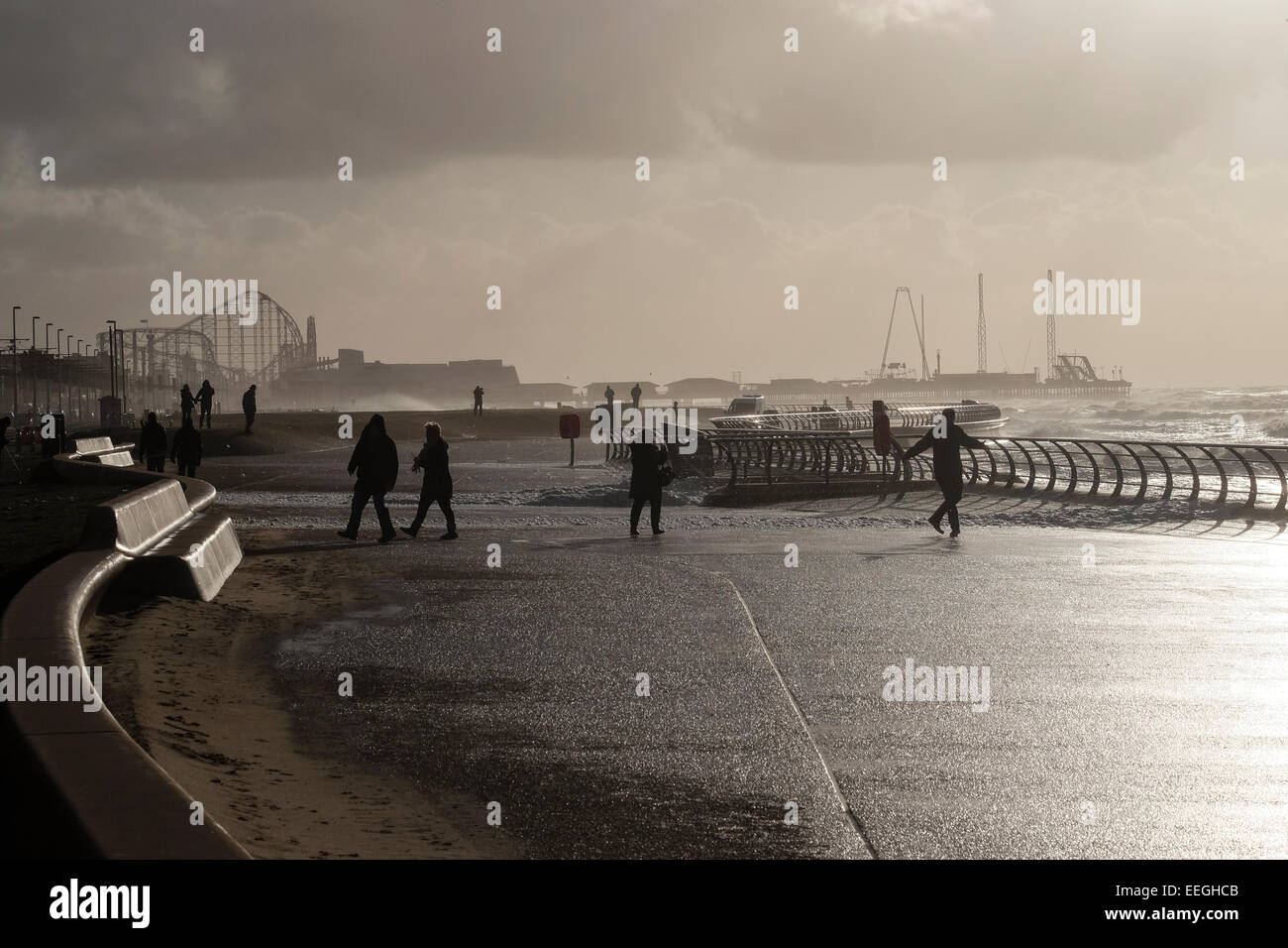 Blackpool, Lancashire: Una tonificante passeggiata lungo la passeggiata di Blackpool durante tempeste e di alta marea. Foto Stock