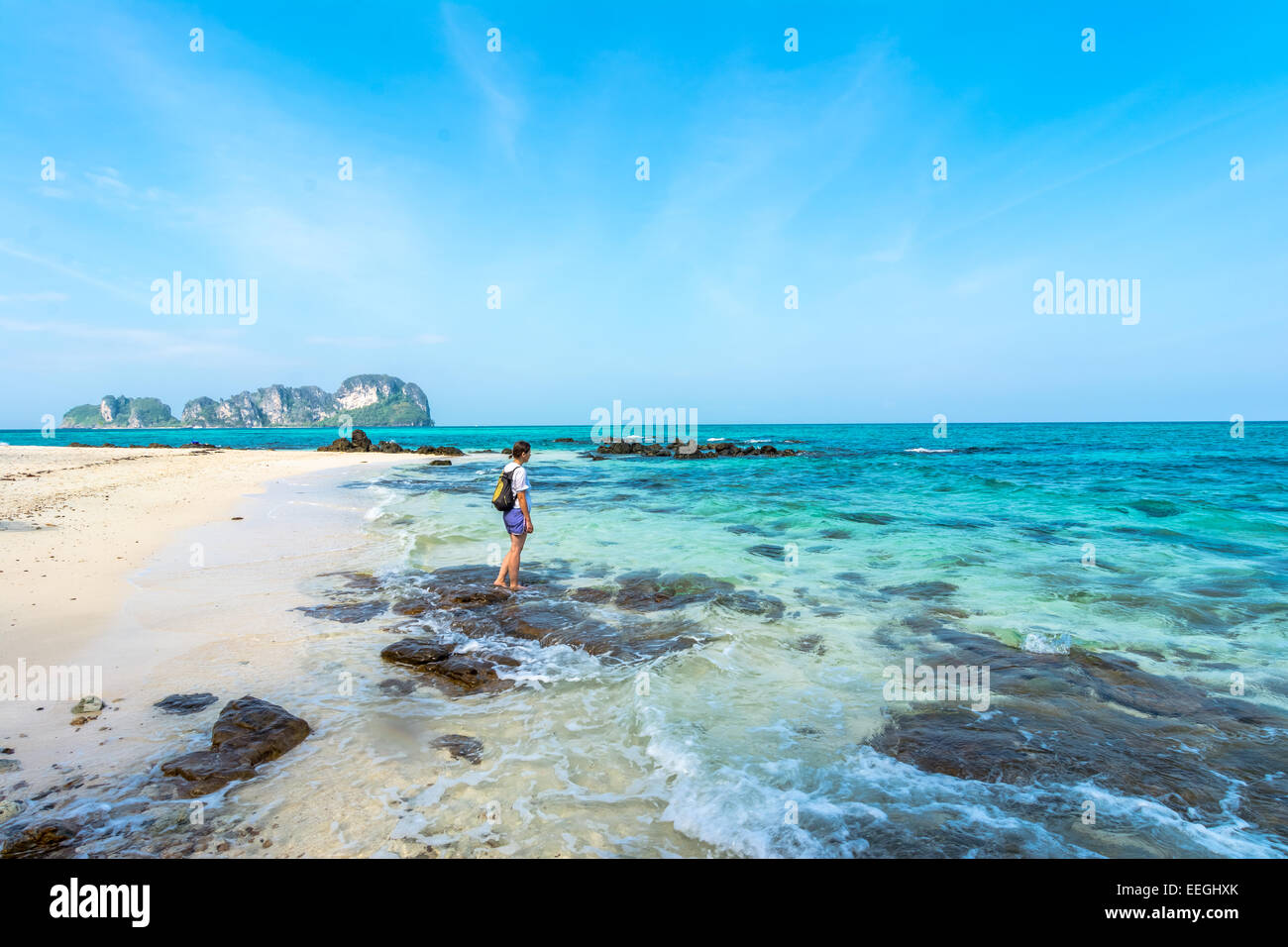 Tourist sulla spiaggia in Thailandia, in Asia. Isola di bambù in Thailandia- cielo blu e con vellutata sabbia soffice e bianca, ed eccezionalmente cl Foto Stock