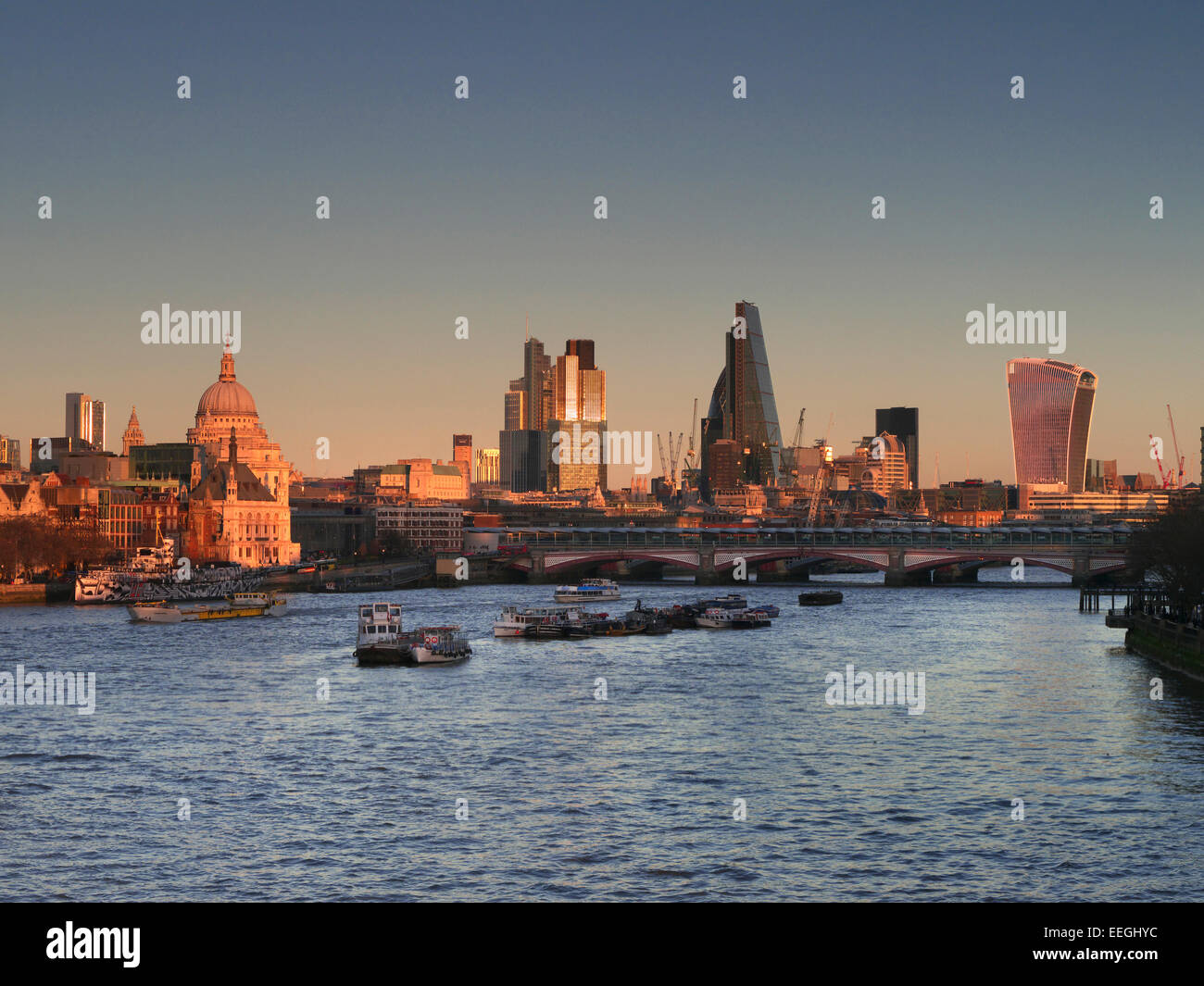 Città di Londra San Paolo e il fiume Tamigi visto da Waterloo Bridge London REGNO UNITO al tramonto Foto Stock