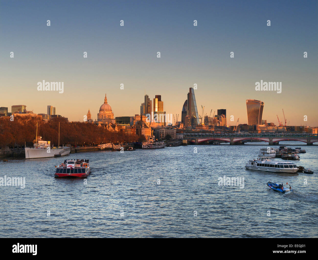 Città di Londra San Paolo e il fiume Tamigi visto da Waterloo Bridge London REGNO UNITO al tramonto con imbarcazioni da diporto in primo piano Foto Stock