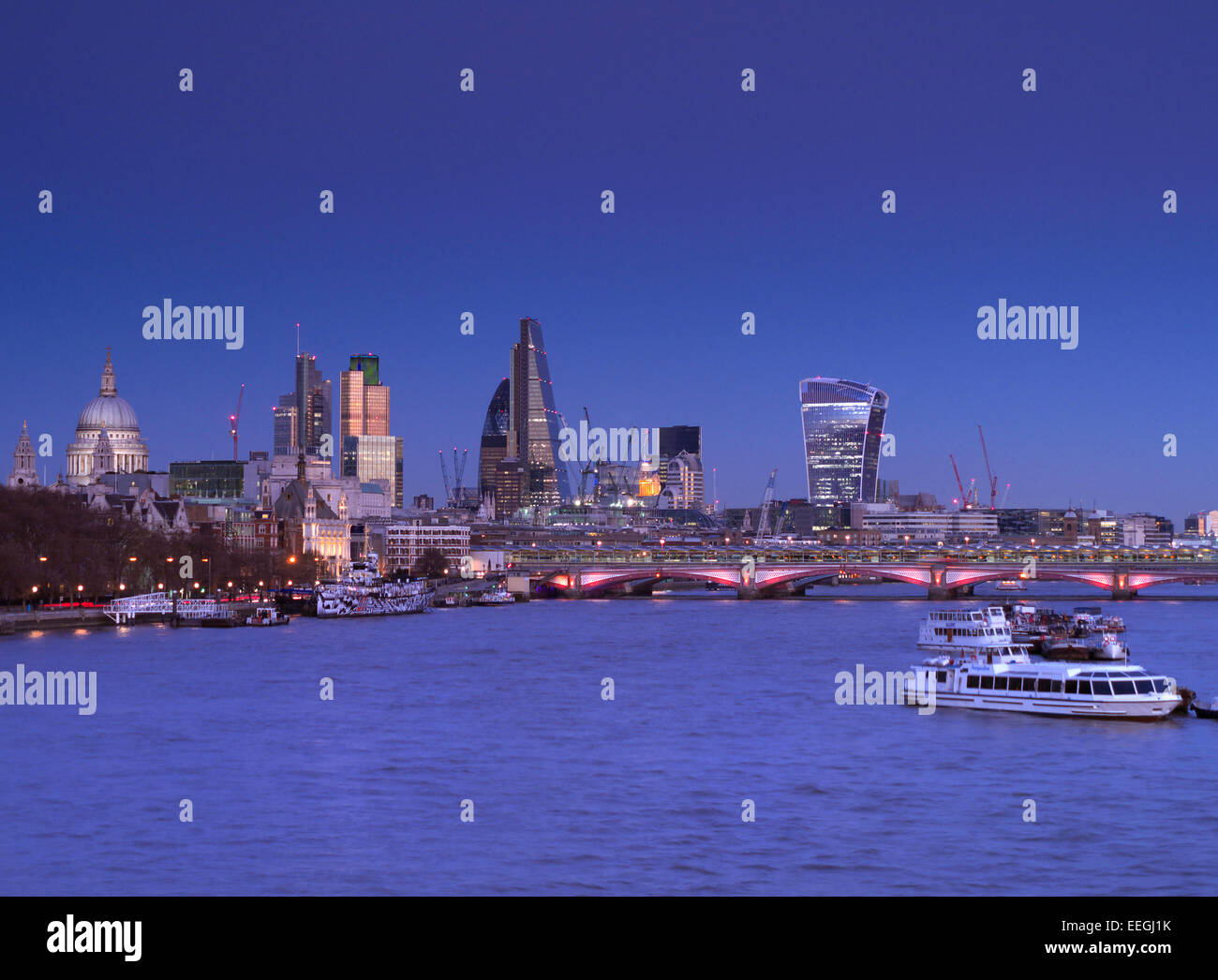 Città di Londra e il fiume Tamigi vista dal ponte di Waterloo a cancellare il tramonto tramonto London REGNO UNITO Foto Stock