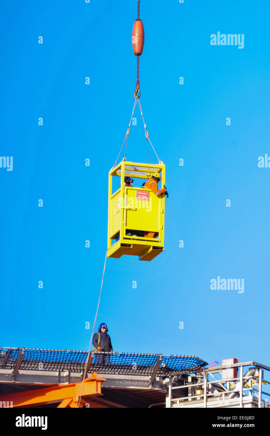 Belfast, Irlanda del Nord. 18 gennaio 2015. I lavoratori all'interno di una gabbia di sicurezza vengono sollevate da una gru Credit: stephen Barnes/Alamy Live News Foto Stock