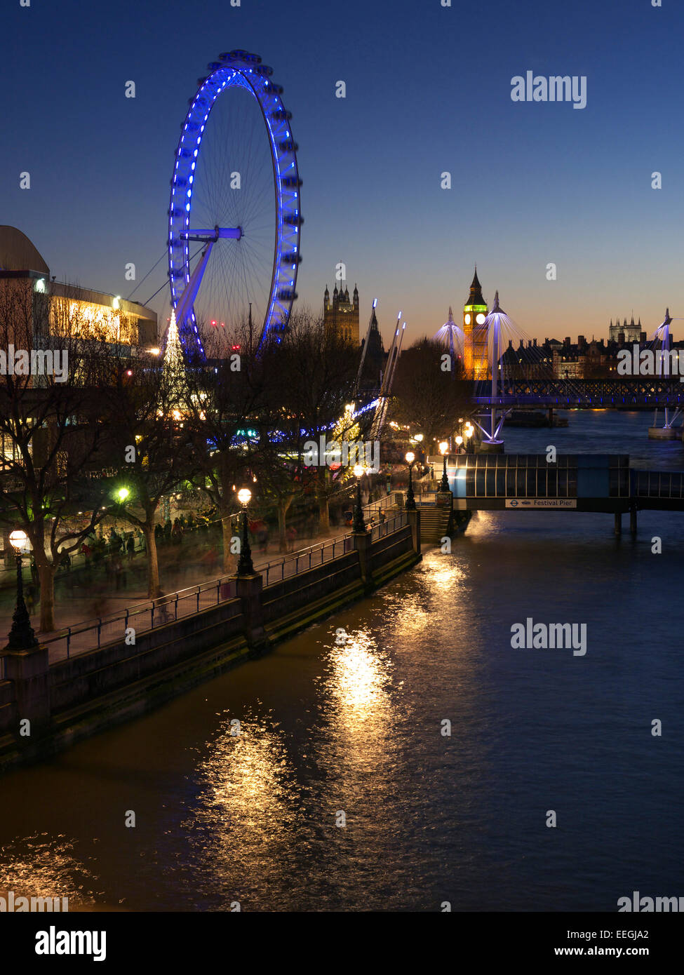 Il London Eye e il Festival Hall a Natale con il fiume Tamigi e le case del Parlamento al tramonto South Bank CE1 Foto Stock