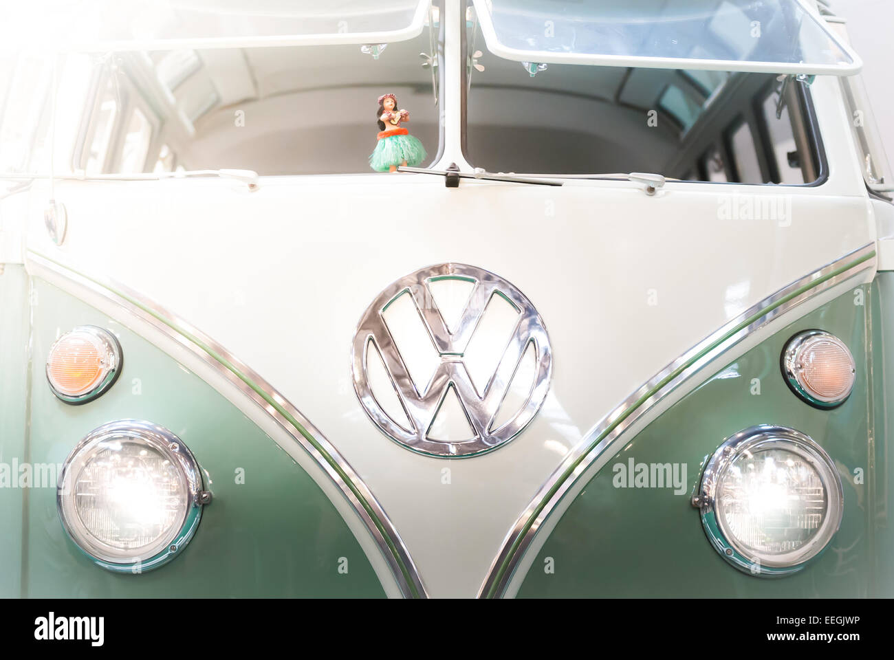 Mosca, Russia - Marzo 3, 2013: vista anteriore di una verde e bianco degli anni sessanta VW camper con la mitica volkswagen badge e doppia w Foto Stock