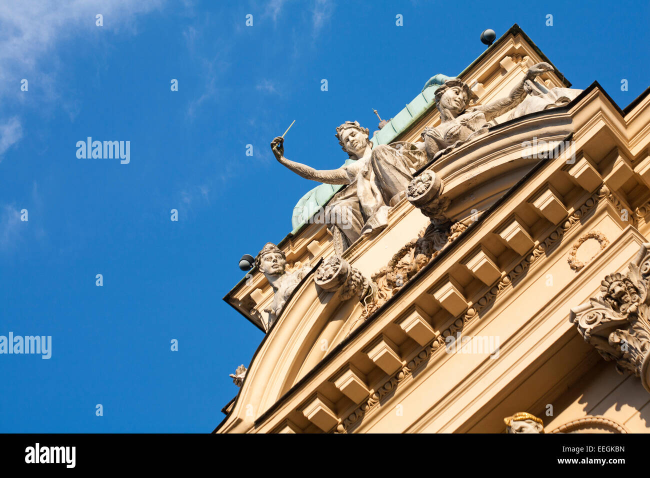 Osservando la figura scultura dettagli su Juliusz Słowacki Theatre at Old Town, Cracovia in Polonia Foto Stock