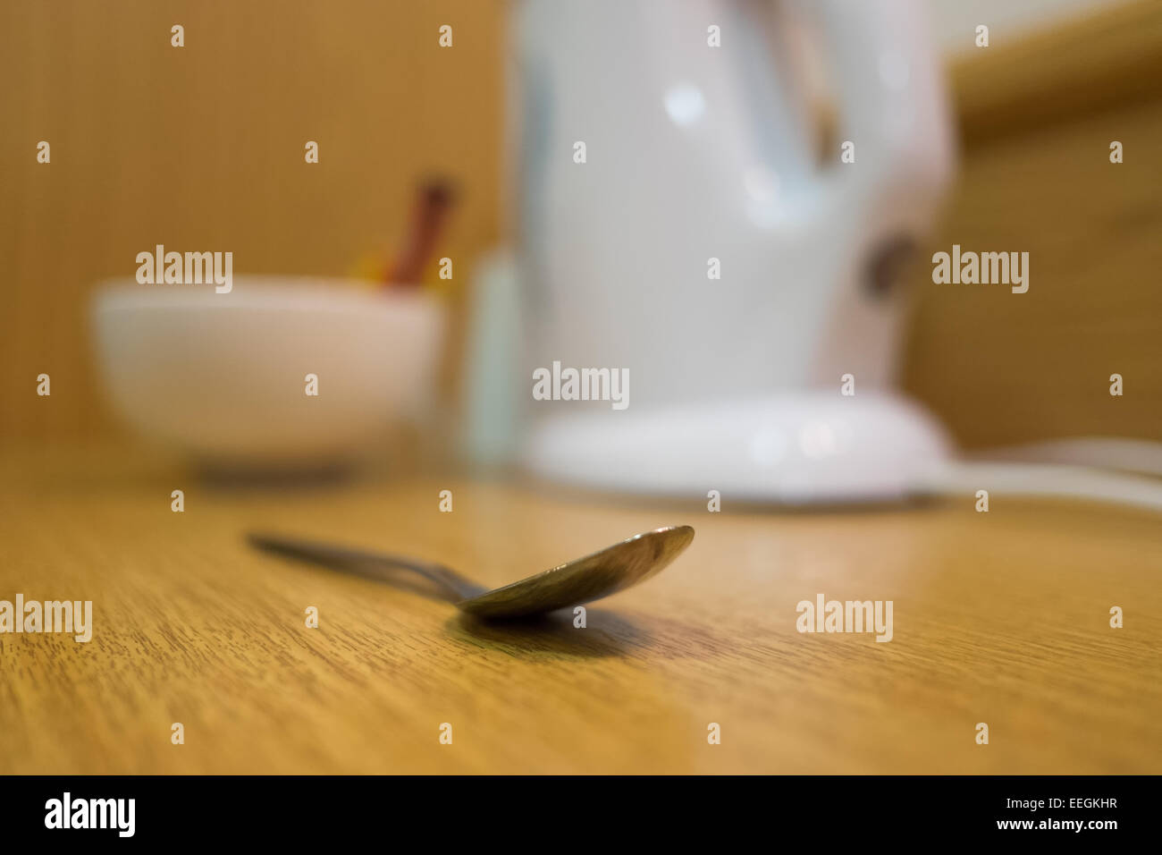 Un cucchiaino e bollitore in una camera di hotel. Foto Stock