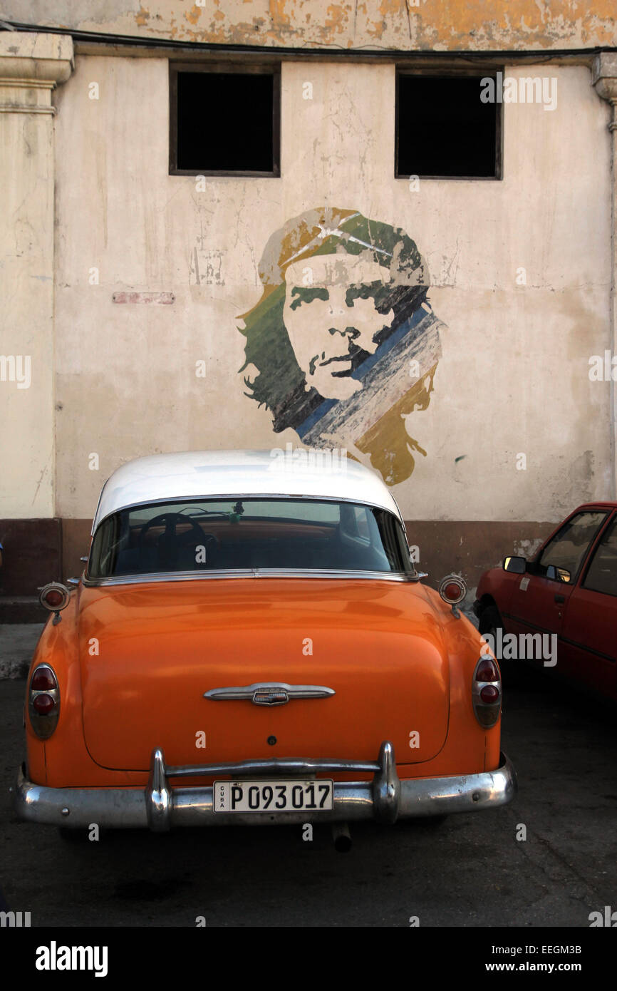 L'Avana Cuba Che Guevara murale con la vecchia auto Foto Stock