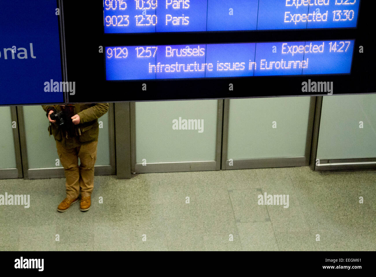 Londra, Regno Unito. 18 gennaio, 2015. Passeggeri faccia ritardi a St Pancras International come Eurostar tenta di eliminare il ritardo causato da un incendio sul credito Eurotunnel: amer ghazzal/Alamy Live News Foto Stock