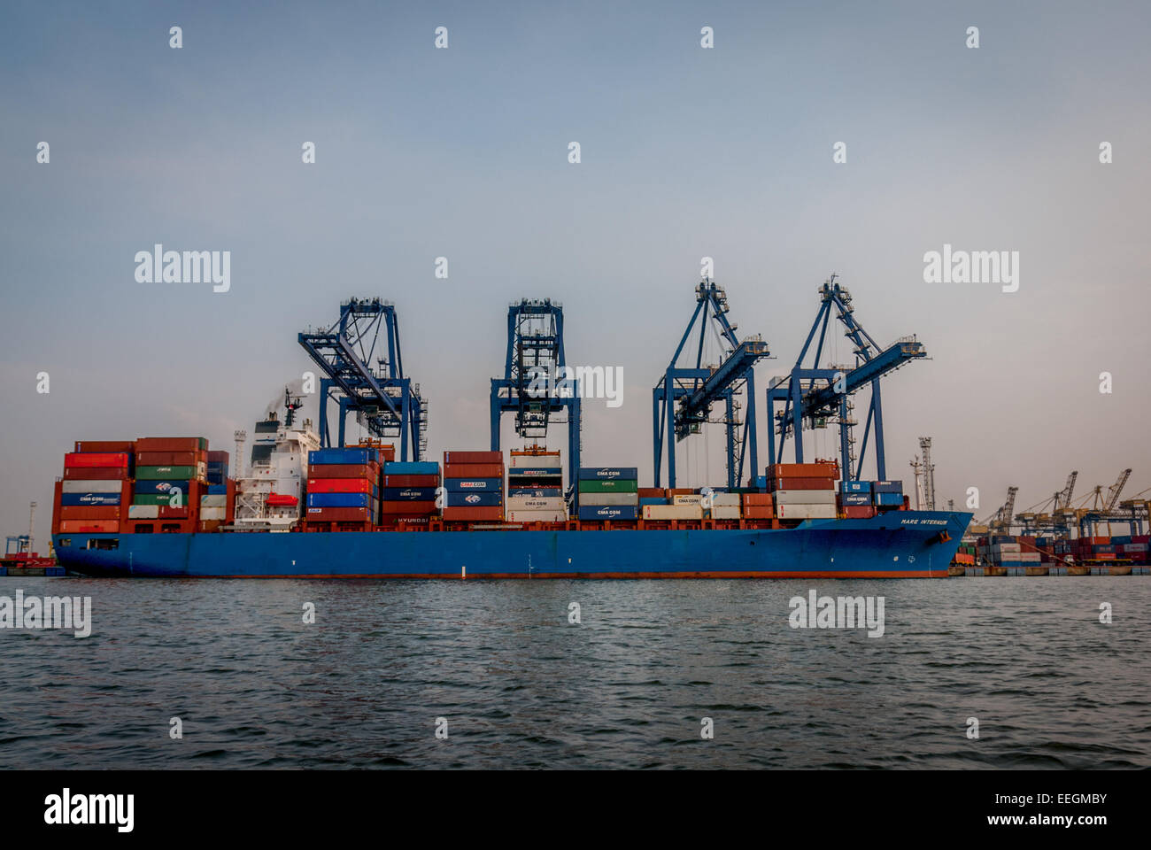 La nave container Hammonia Internum (ex nome: Mare Internum) è vista durante l'attività di carico al porto di Giacarta a Tanjung Priok, Jakarta, Indonesia. Foto Stock