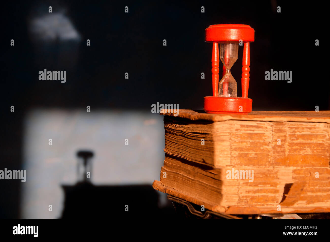 Vecchio antico libro usato la Bibbia e il rosso rotto di clessidra clessidra Foto Stock