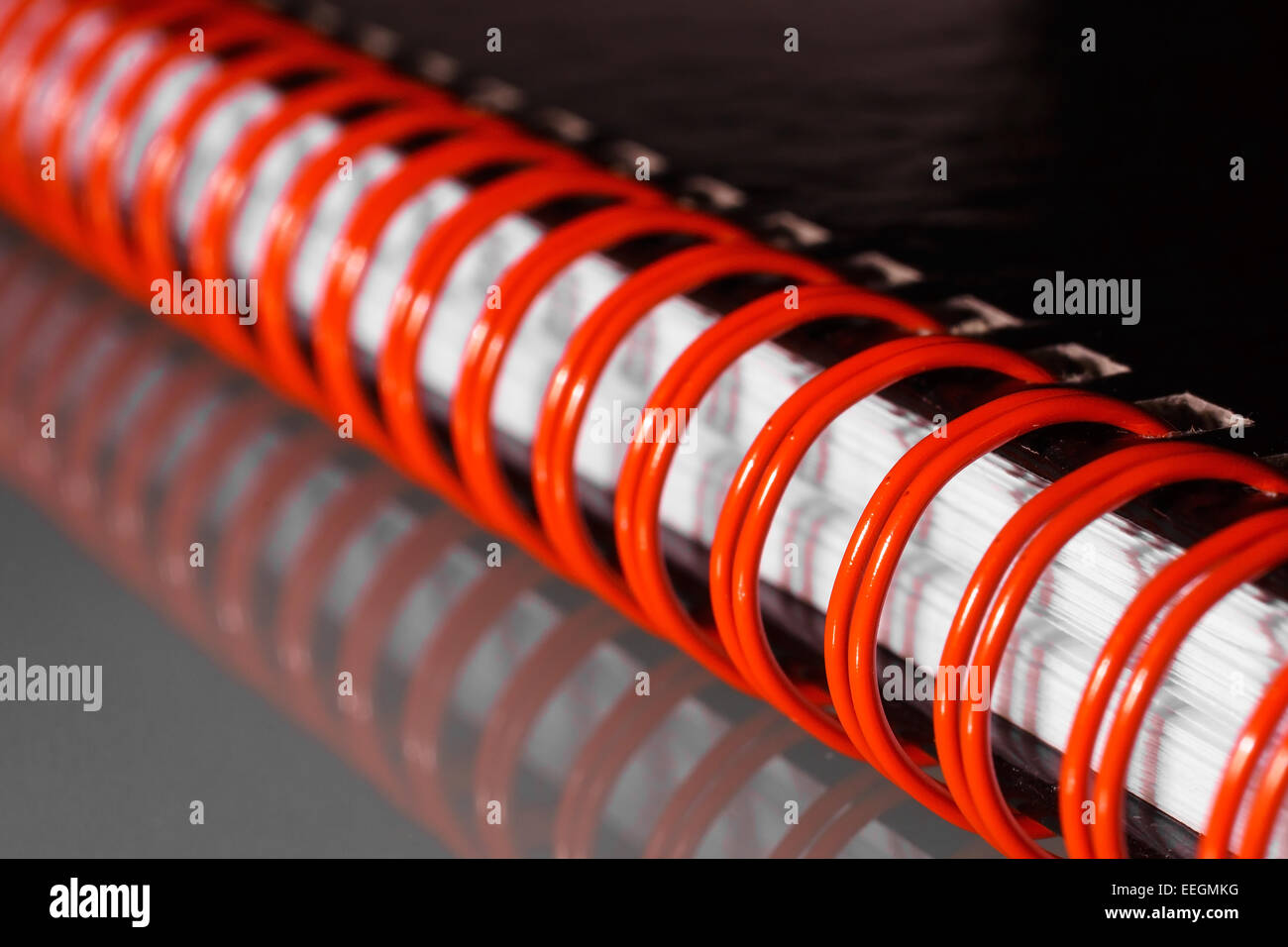 Un filo rosso legato notebook a spirale. Foto Stock
