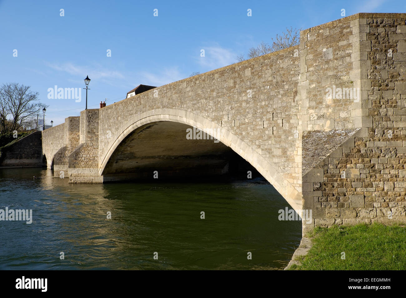 La vecchia strada di pietra ponte sopra il fiume Tamigi, a Abingdon, Oxfordshire. Foto Stock La vecchia strada di pietra ponte sopra il fiume Tamigi, a Abingdon, Oxfordshire. Foto Stock