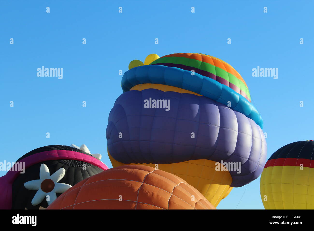Una mongolfiera conformata come una volpe si alza nel cielo Foto Stock