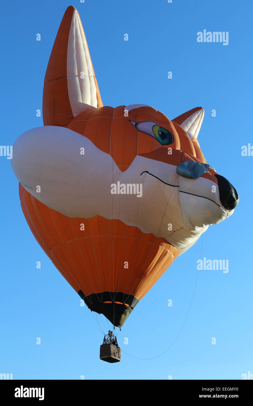 Una mongolfiera conformata come una volpe si alza nel cielo Foto Stock