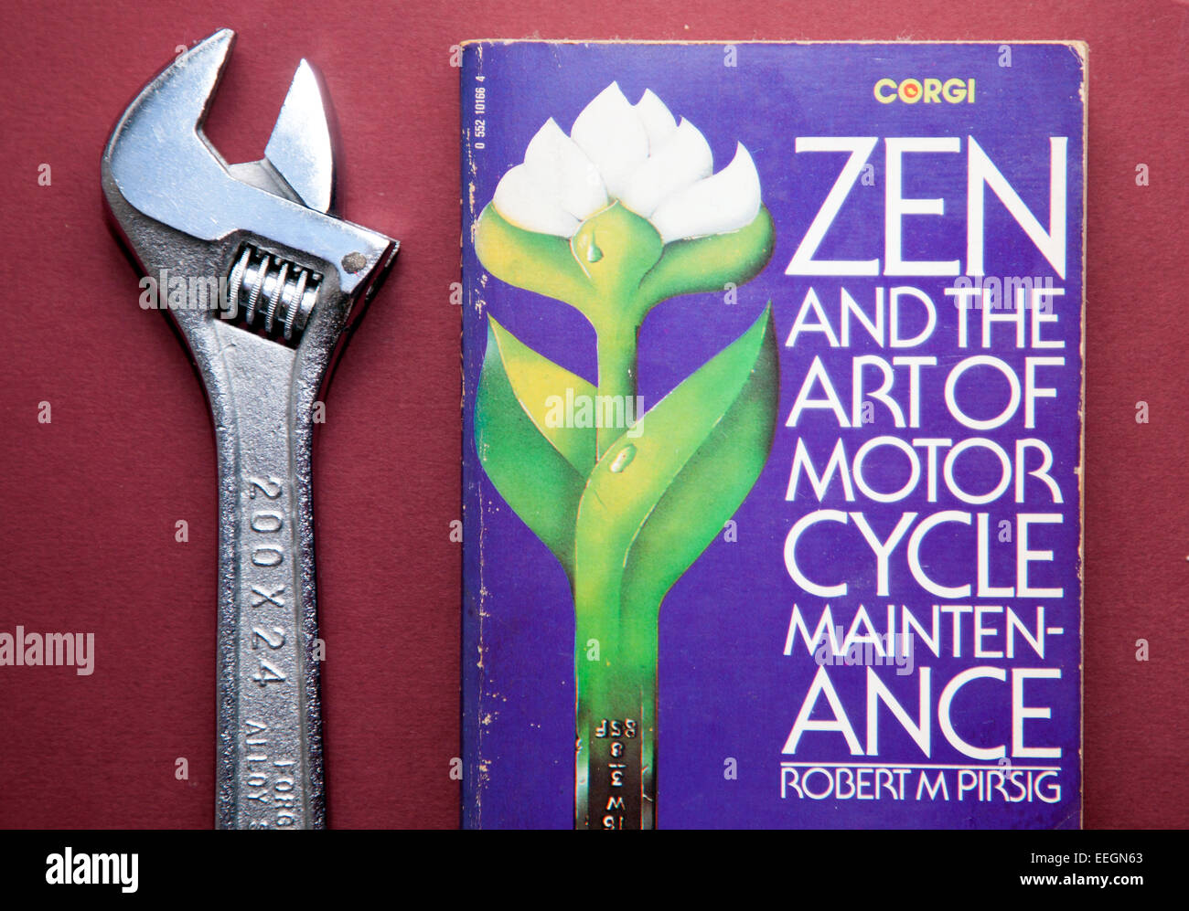 Lo Zen e l'arte della motocicletta la manutenzione da parte di Robert M.  Pirsig, libro di culto da anni settanta Foto stock - Alamy