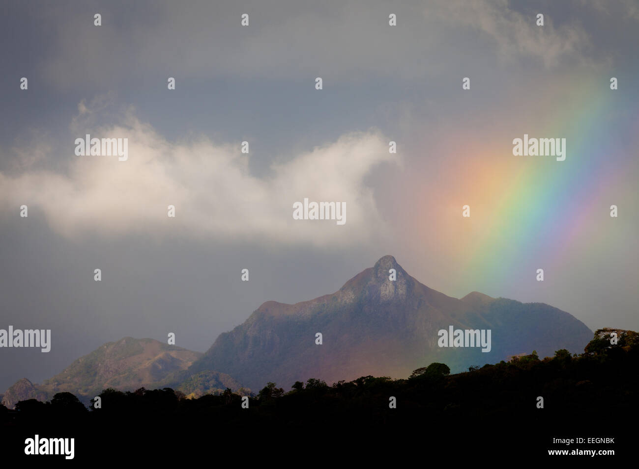 Panama paesaggio con arcobaleno sopra la montagna Cerro Orari, 560 m, Cordillera Central, nella provincia di Colle, Repubblica di Panama, America Centrale. Foto Stock