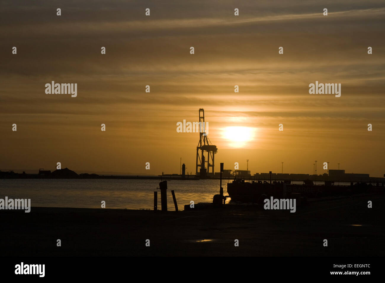 Alba sul porto. Può essere utilizzato come sfondo Foto Stock