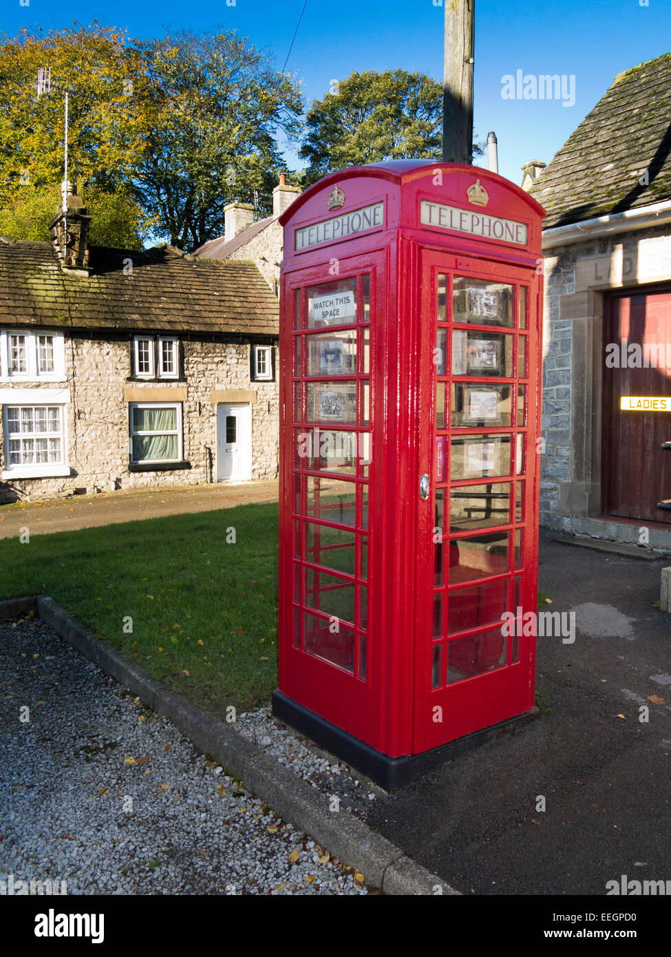 Regno Unito, Derbyshire, Tideswell, Piazza Fontana, vecchio K6 Casella telefono utilizzato per visualizzare il patrimonio locale fotografie Foto Stock