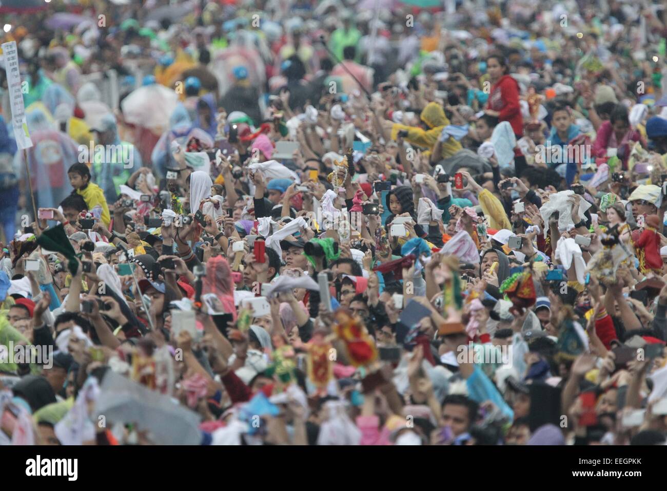 Manila, Filippine. 18 gennaio, 2018. La folla onde da Papa Francesco dopo la Messa di chiusura al Quirino Grandstand, Rizal Park il 18 gennaio 2015. La Santa Messa è stata frequentata da una stima di 6-7 milioni di persone. Foto di Mark Cristino. Credito: Mark Fredesjed Cristino/Alamy Live News Foto Stock