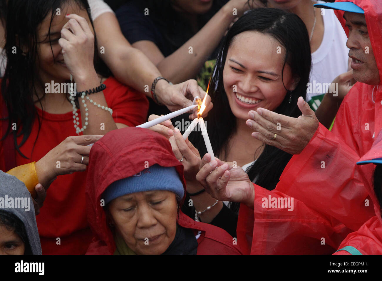 Manila, Filippine. 18 gennaio, 2018. La folla si accendono le loro candele durante il Papa Francesco' la Messa di chiusura della tribuna uirino, Rizal Park il 18 gennaio 2015. La Santa Messa è stata frequentata da una stima di 6-7 milioni di persone. Foto di Mark Cristino. Credito: Mark Fredesjed Cristino/Alamy Live News Foto Stock