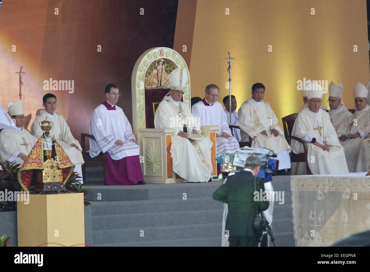 Manila, Filippine. 18 gennaio, 2018. Papa Francesco conduce la Messa di chiusura in Quirino Grandstand, Rizal Park il 18 gennaio 2015. La Santa Messa è stata frequentata da una stima di 6-7 milioni di persone. Foto di Mark Cristino. Credito: Mark Fredesjed Cristino/Alamy Live News Foto Stock