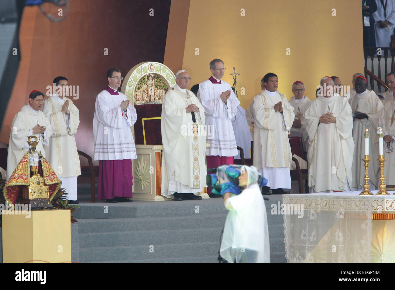 Manila, Filippine. 18 gennaio, 2018. Papa Francesco conduce la Messa di chiusura in Quirino Grandstand, Rizal Park il 18 gennaio 2015. La Santa Messa è stata frequentata da una stima di 6-7 milioni di persone. Foto di Mark Cristino. Credito: Mark Fredesjed Cristino/Alamy Live News Foto Stock