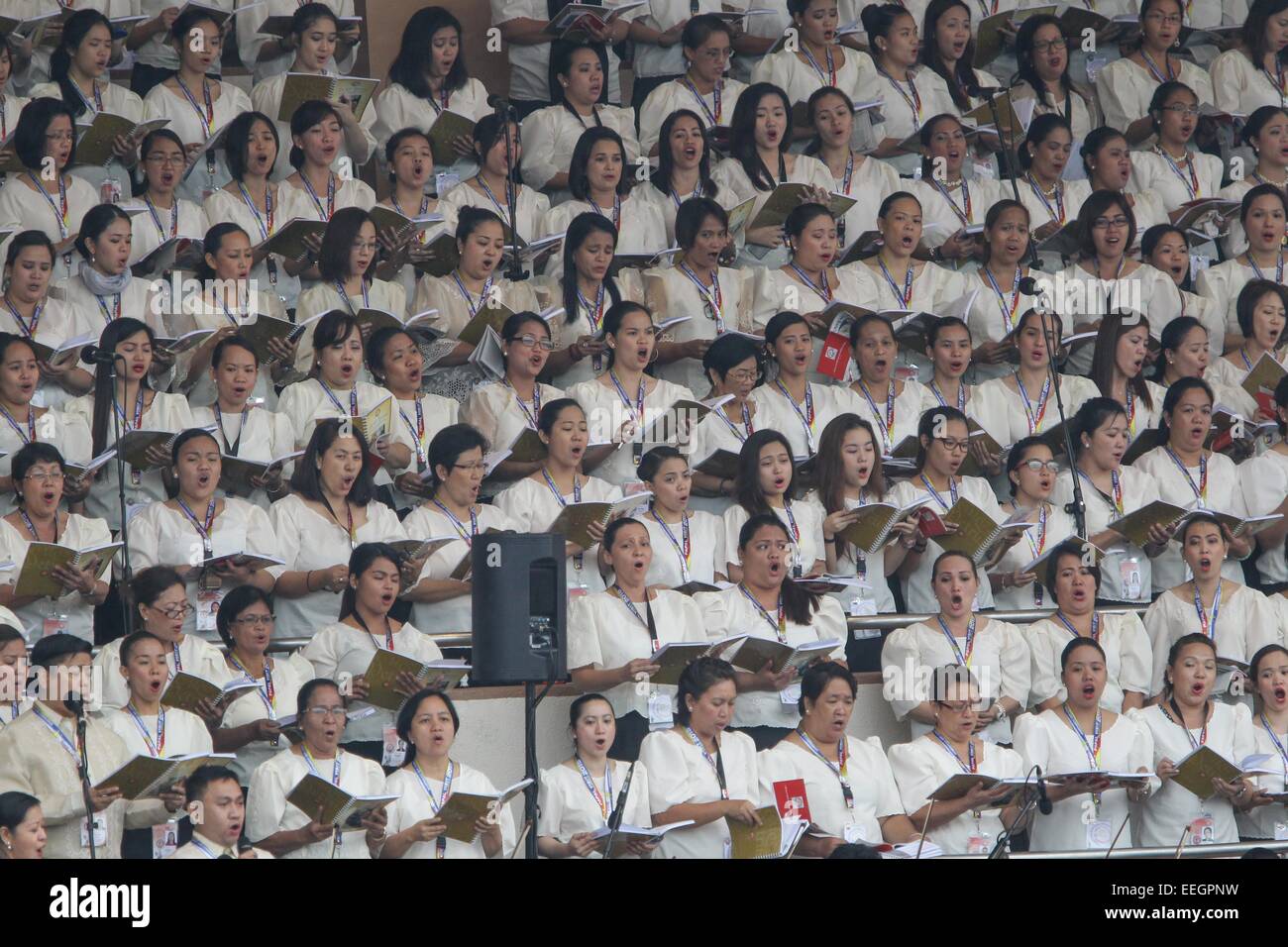 Manila, Filippine. 18 gennaio, 2018. Una vista generale del coro cantando in Quirino Grandstand, Rizal Park frequentando il Papa Francesco' messa di chiusura il 18 gennaio 2015. La Santa Messa è stata frequentata da una stima di 6-7 milioni di persone. Foto di Mark Cristino. Credito: Mark Fredesjed Cristino/Alamy Live News Foto Stock