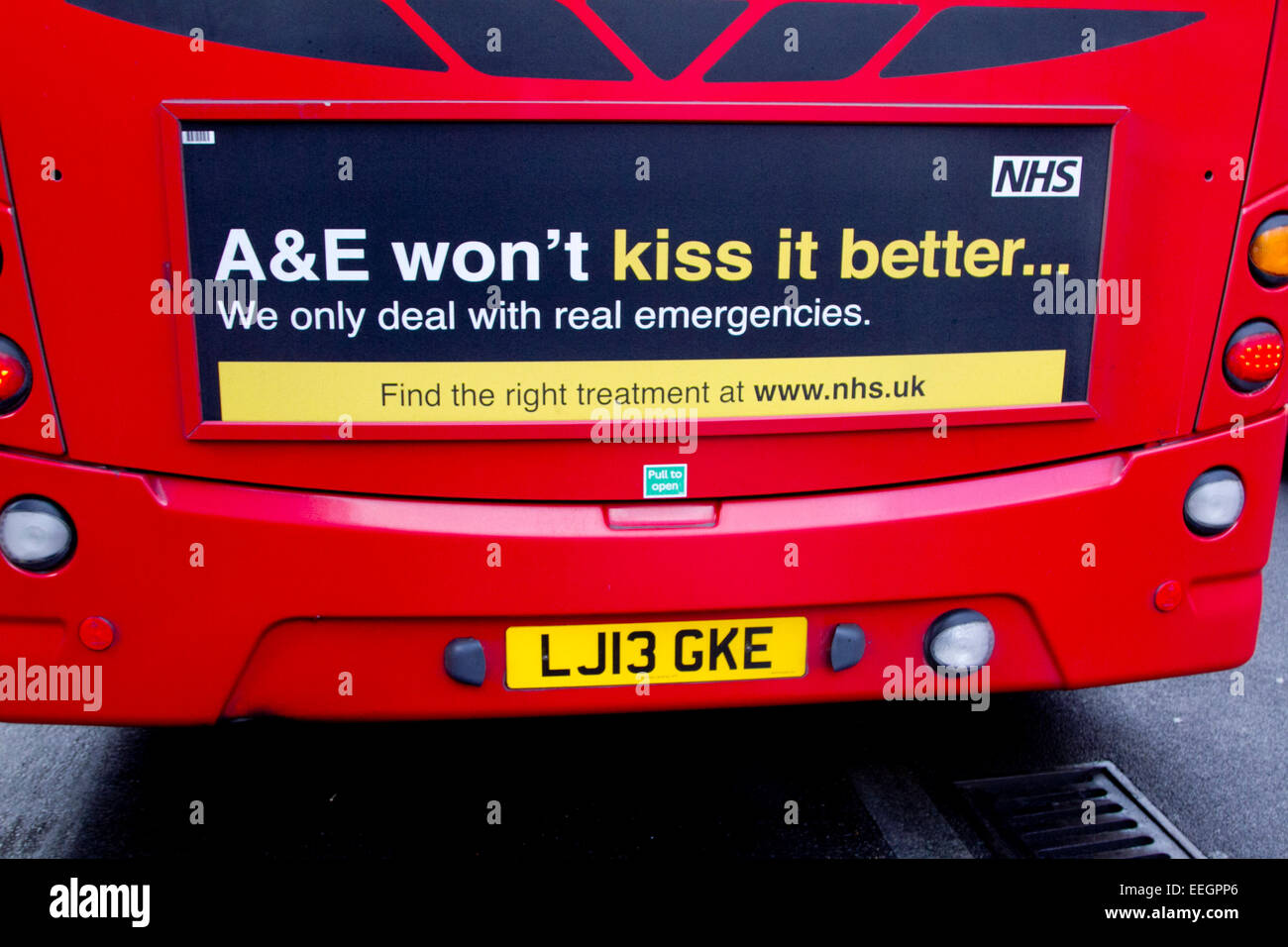 Londra, Regno Unito. 18 gennaio 2015. (Nhs) servizio sanitario nazionale pubblicizzato su un autobus pubblico che giunge sulla scia di recenti cifre mostravano nhs aveva perso il suo tempo di attesa bersagli ad incidenti e i servizi di emergenza Foto Stock