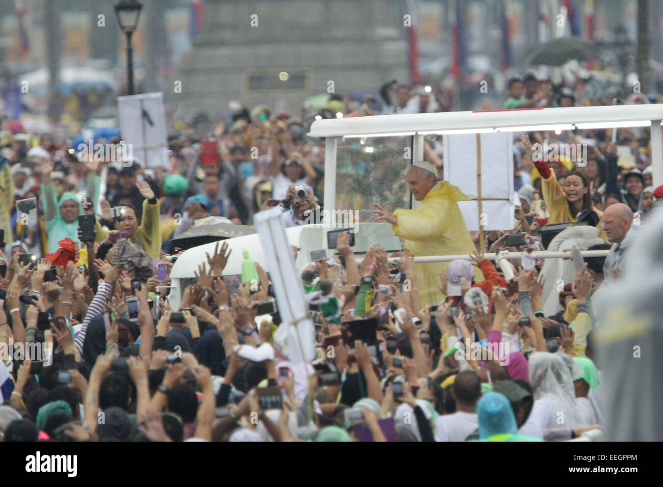 Manila, Filippine. 18 gennaio, 2018. Papa Francesco le onde a la folla in tribuna Quirino, Rizal Park nella sua messa di chiusura il 18 gennaio 2015. La Santa Messa è stata frequentata da una stima di 6-7 milioni di persone. Foto di Mark Cristino. Credito: Mark Fredesjed Cristino/Alamy Live News Foto Stock