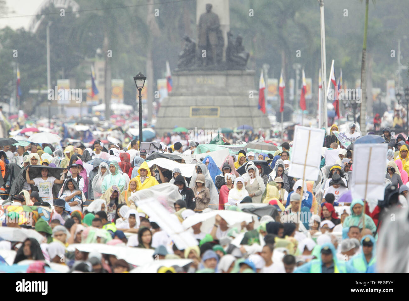 Manila, Filippine. 18 gennaio, 2018. Una vista generale della folla di Quirino Grandstand, Rizal Park frequentando il Papa Francesco' messa di chiusura il 18 gennaio 2015. La Santa Messa è stata frequentata da una stima di 6-7 milioni di persone. Foto di Mark Cristino. Credito: Mark Fredesjed Cristino/Alamy Live News Foto Stock