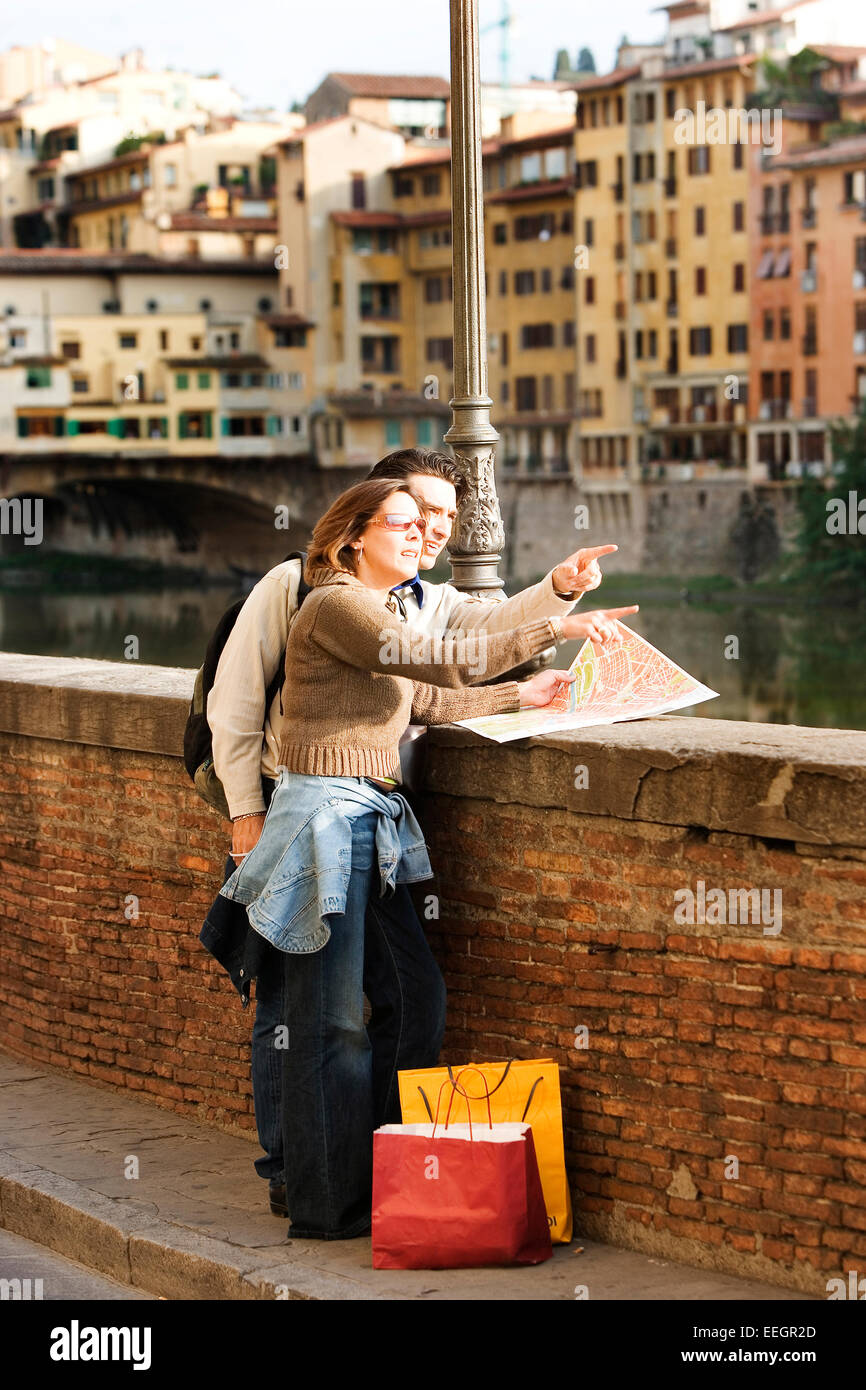 Giovane guardando la mappa di Firenze Italia Foto Stock