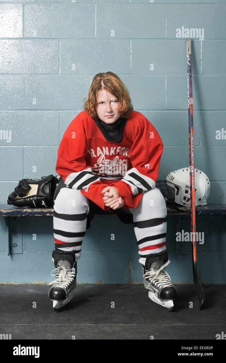 Ritratto di una femmina di giocatore di hockey cambiare camera Foto Stock