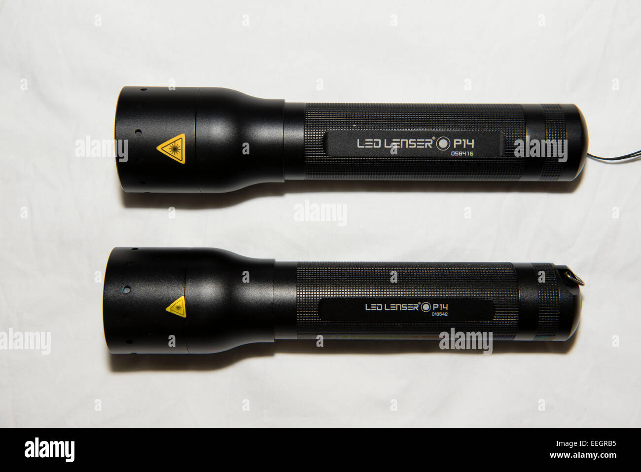 Genuine (top) e la contraffazione di LED Lenser torce Foto Stock