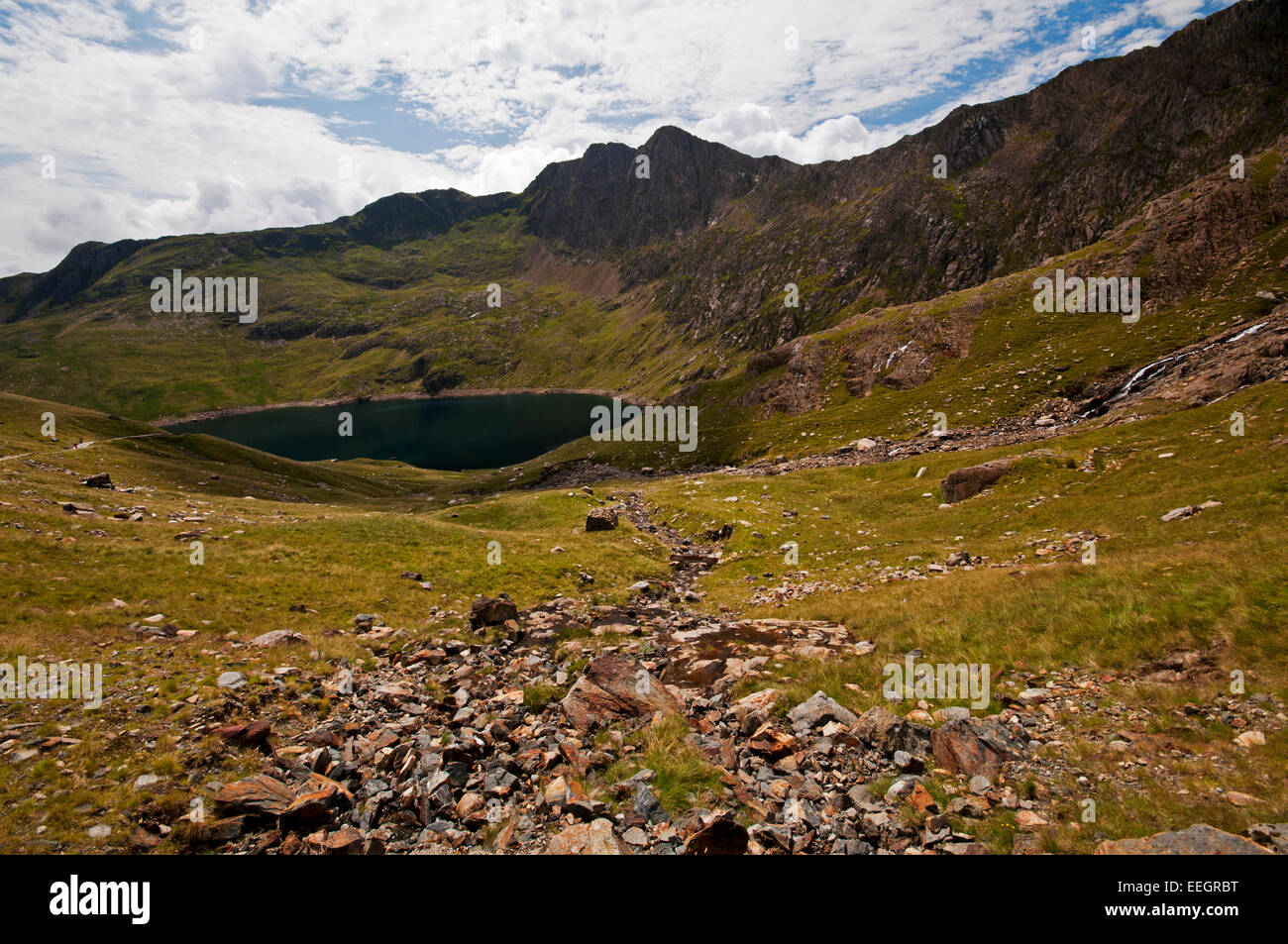 Llyn Llydaw serbatoio da minatori via, in rotta verso Snowdon da Pen-y-pass nel Parco Nazionale di Snowdonia. Foto Stock