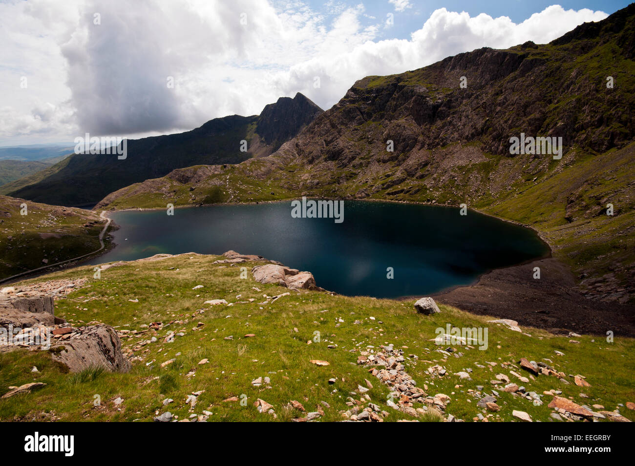 Glaslyn da minatori via, in rotta verso Snowdon nel Parco Nazionale di Snowdonia. Foto Stock