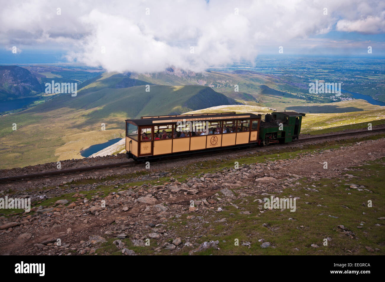 La Snowdon Mountain Railway sulla parte superiore raggiunge di Snowdon nel Parco Nazionale di Snowdonia. Foto Stock