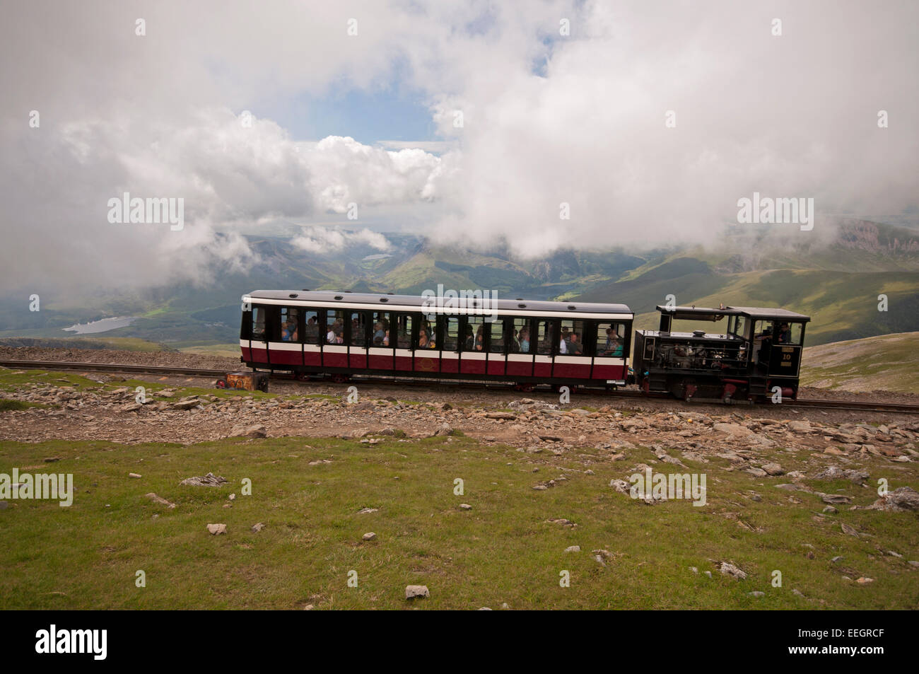 La Snowdon Mountain Railway sulla parte superiore raggiunge di Snowdon nel Parco Nazionale di Snowdonia. Foto Stock