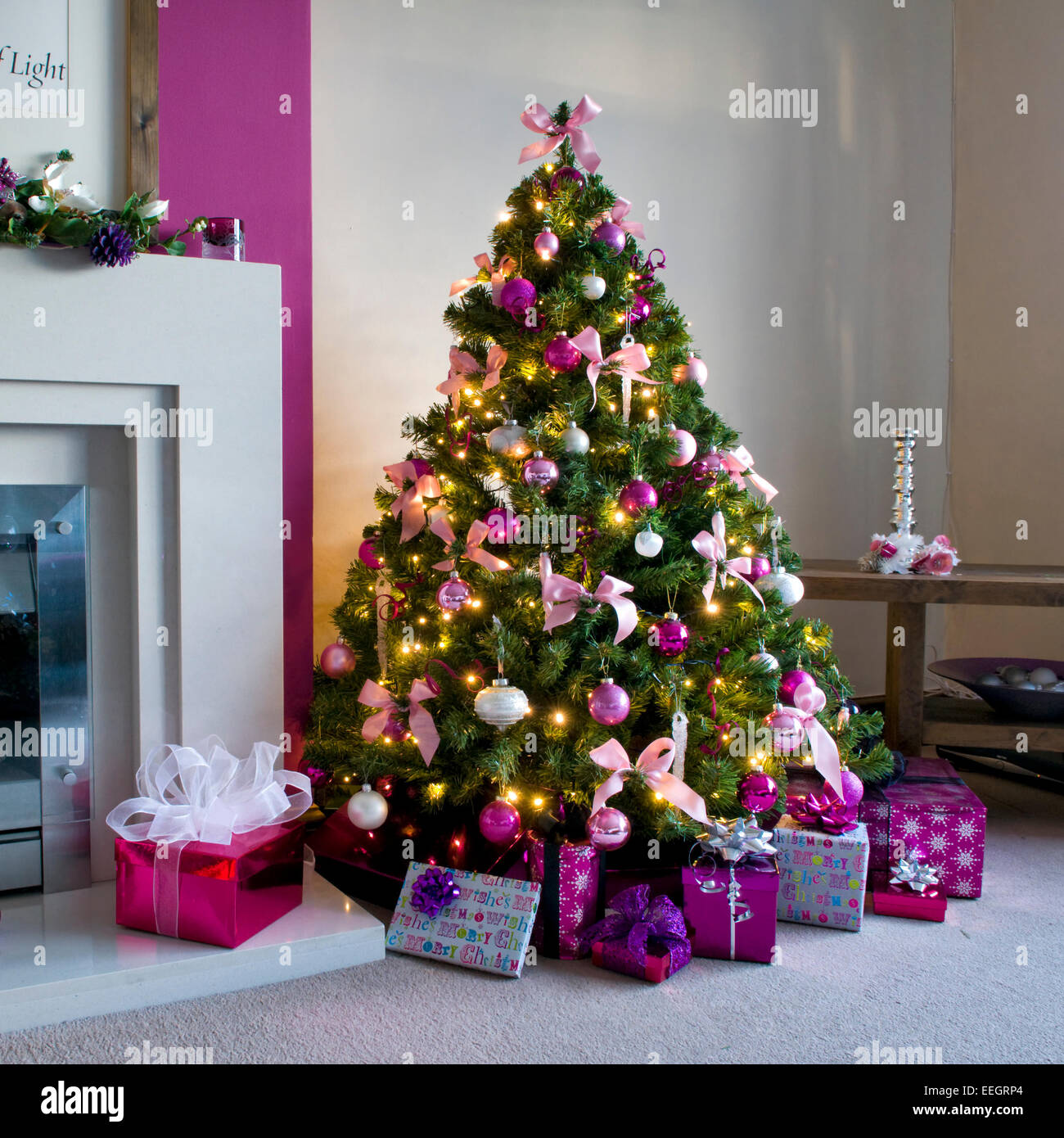Albero di Natale decorato in rosa e bianco tema Foto Stock