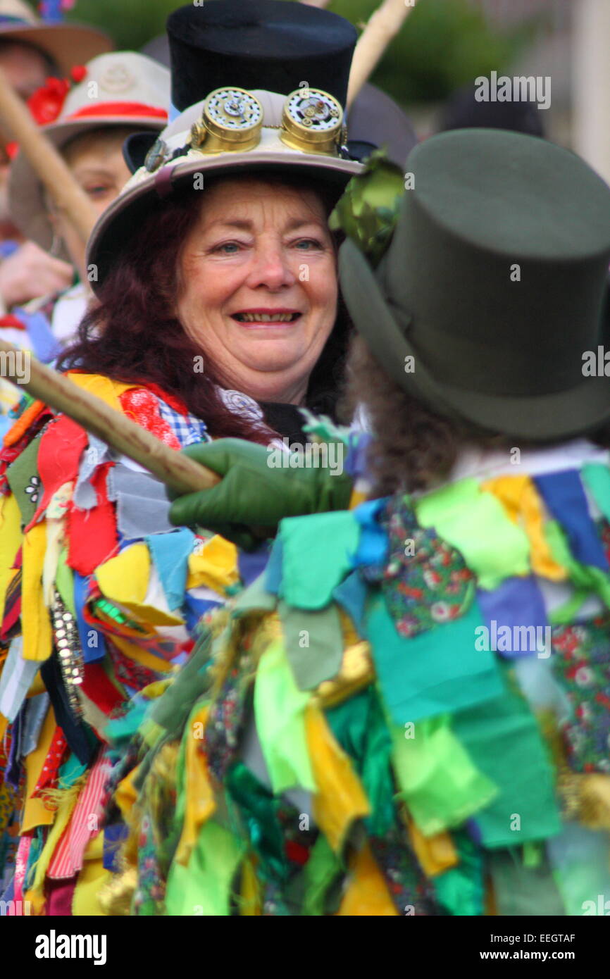 Morris uomini e donne ballare durante le celebrazioni wassail, Derbyshire, Regno Unito - inverno; Gennaio Foto Stock