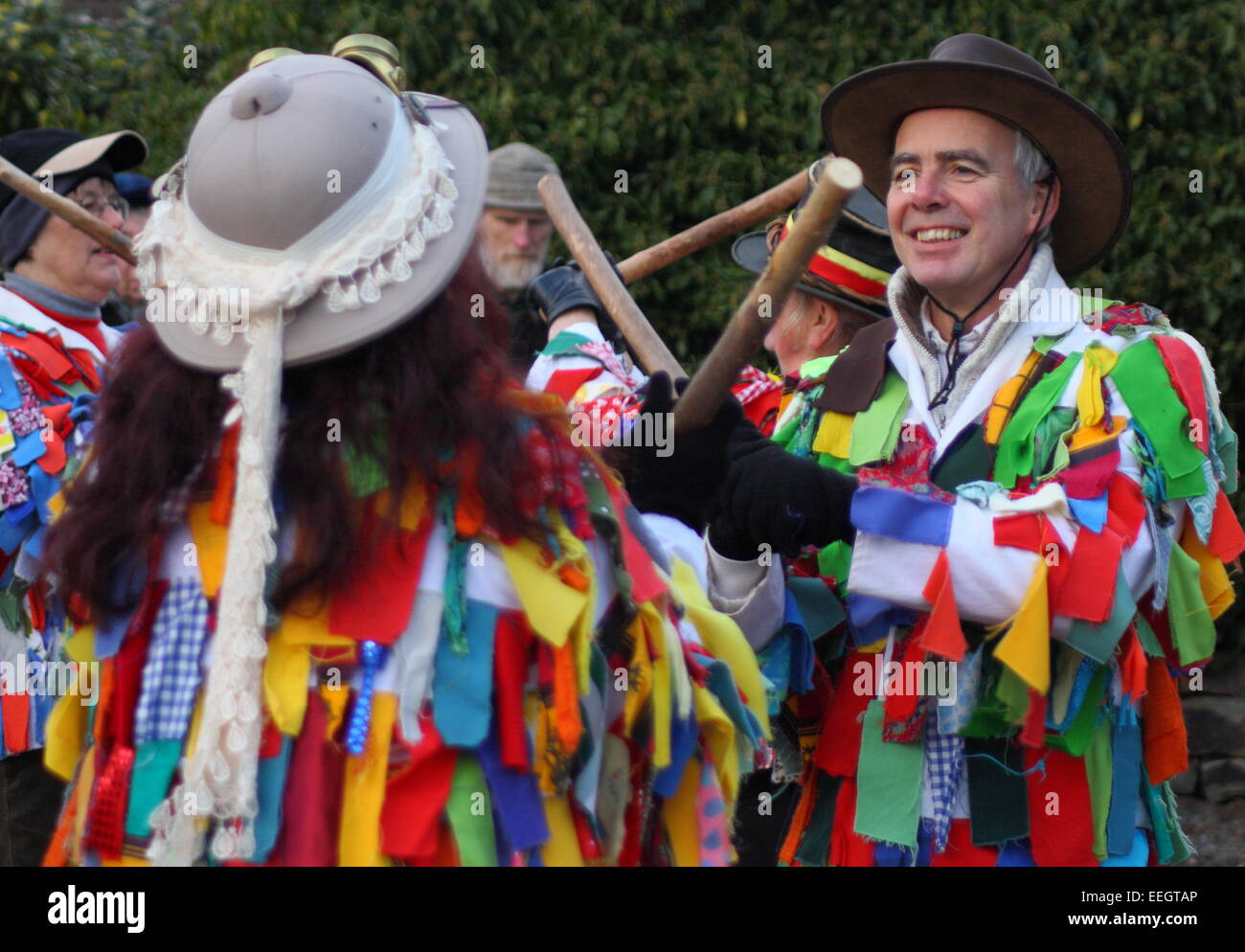 Morris uomini e donne ballare durante le celebrazioni wassail, Derbyshire, Regno Unito - inverno; Gennaio Foto Stock