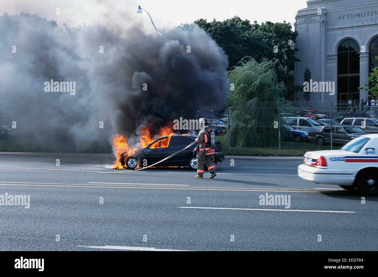 Fireman mettendo fuori fuoco auto in Toronto Ontario Foto Stock