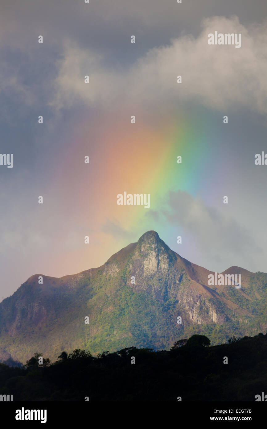 Panama paesaggio con arcobaleno sopra la montagna Cerro Orari, 560 m, Cordillera Central, nella provincia di Colle, Repubblica di Panama, America Centrale. Foto Stock