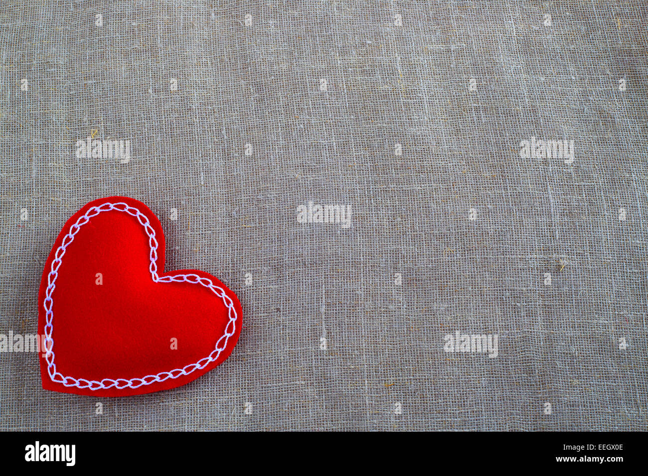 Red Valentino tessuto decorativo cuore sul grigio Sfondo tessile con spazio di copia Foto Stock