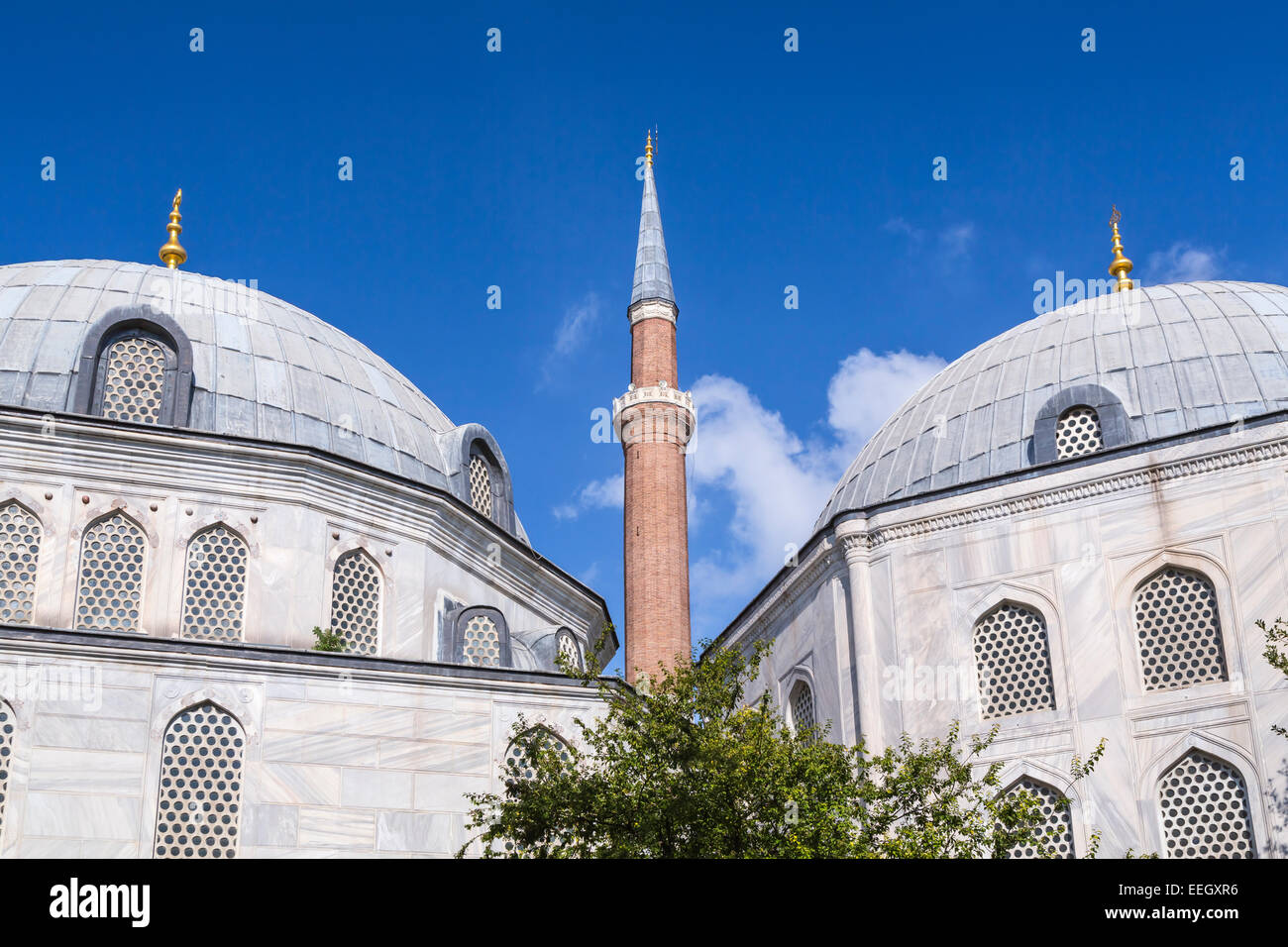 Una moschea cupola e minareto in Sultanahmet, Istanbul, Turchia, Eurasia. Foto Stock